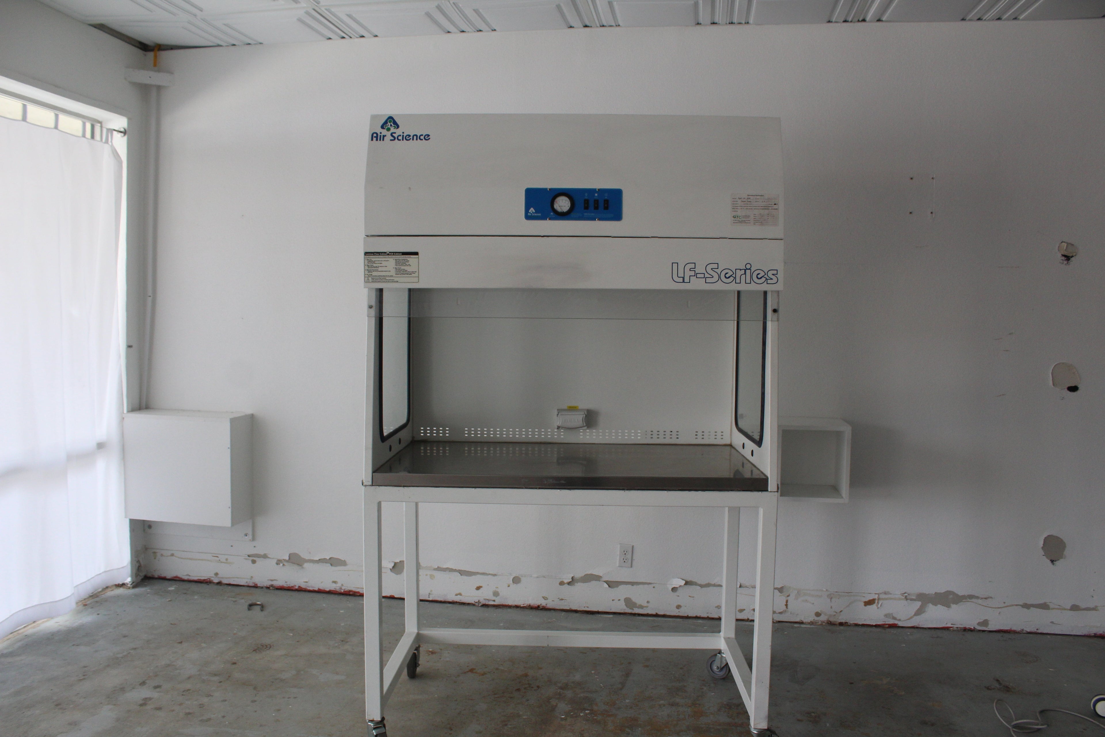 Laminar Flow Hood / Cabinet