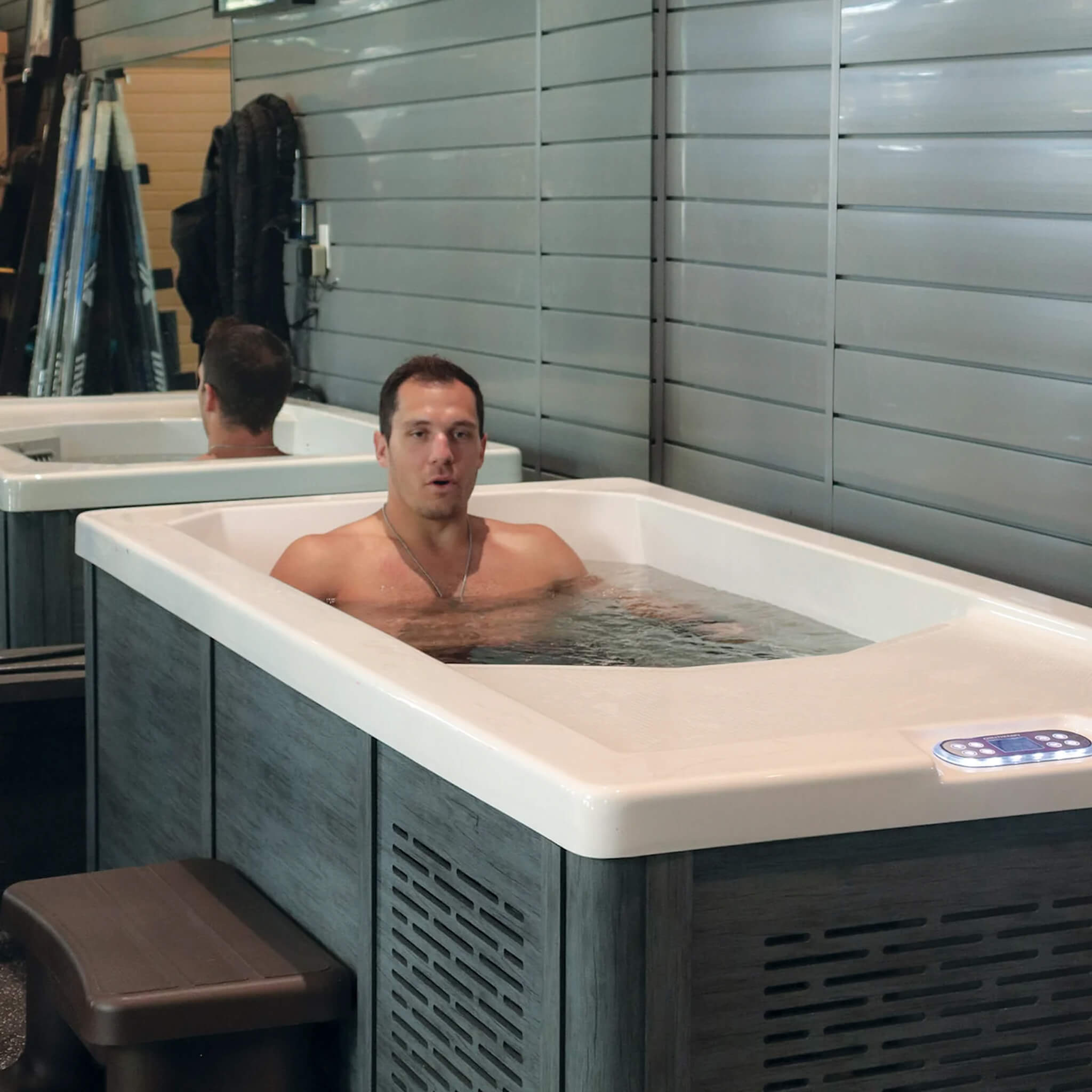 Premium Cold Plunge Spa Tub With Built-In Ozone And Multi-Coloured Exterior Lighting